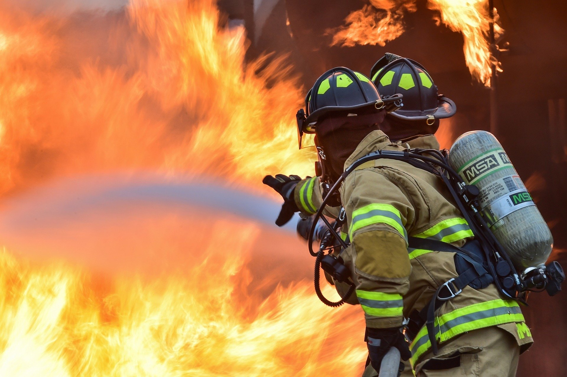 image pompiers en train d'éteindre un feu