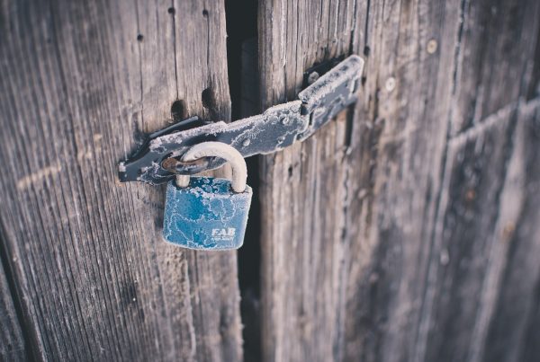 image vieille porte et cadenas