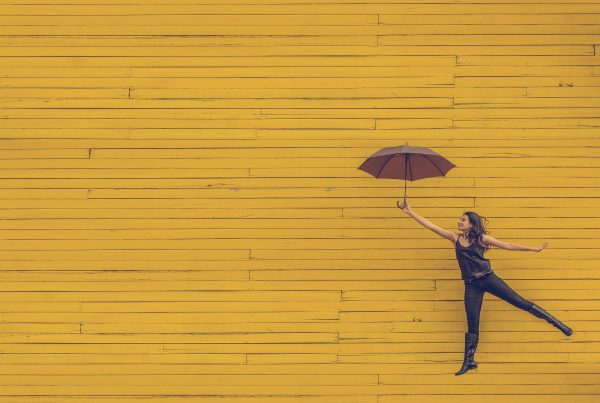 image femme avec parapluie